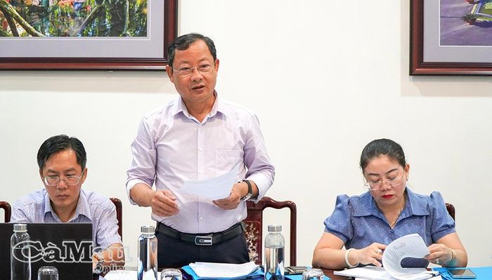  Ông Nguyễn Quốc Thanh (giữa), Giám đốc Sở Văn hoá, Thể thao và Du lịch tỉnh, đóng góp ý kiến đối với các nội dung liên quan đến giáo dục nghệ thuật và phát huy giá trị văn hoá địa phương.