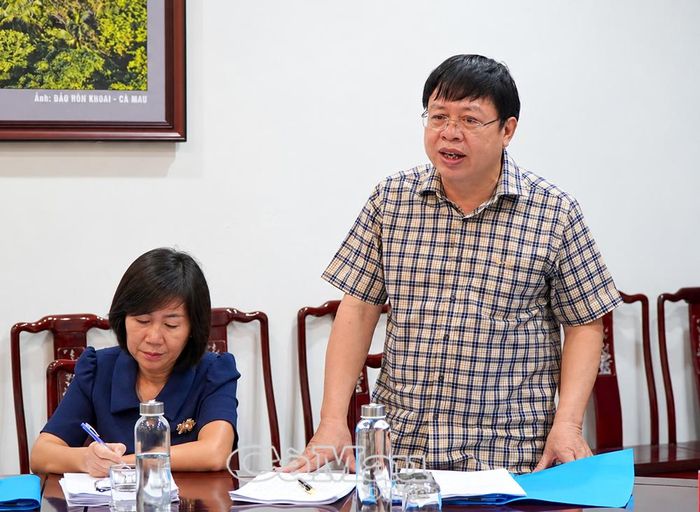  Ông Nguyễn Văn Nguyên (bìa phải), Giám đốc Sở GD&ĐT tỉnh, phát biểu ý kiến tại cuộc họp.
