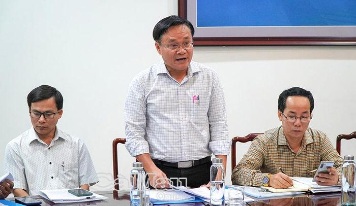  Ông Dương Hồng Xuân (giữa), Trưởng phòng Giáo dục trung học, Sở GD&ĐT tỉnh, trình bày dự thảo Đề án tăng cường giáo dục nghệ thuật trong các cơ sở giáo dục công lập trên địa bàn tỉnh.