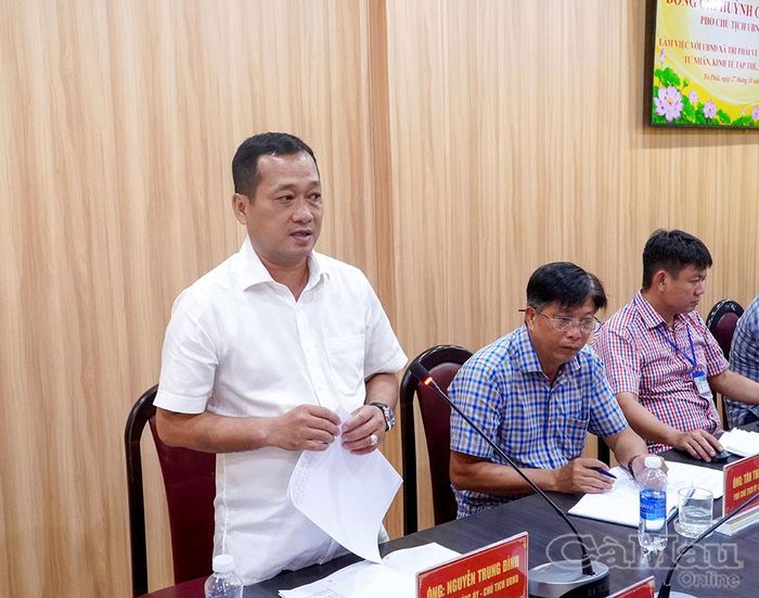 Đồng chí Nguyễn Trung Đỉnh, Chủ tịch UBND xã Trí Phải, báo cáo tình hình phát triển kinh tế tư nhân và phát triển kinh tế - xã hội của xã.