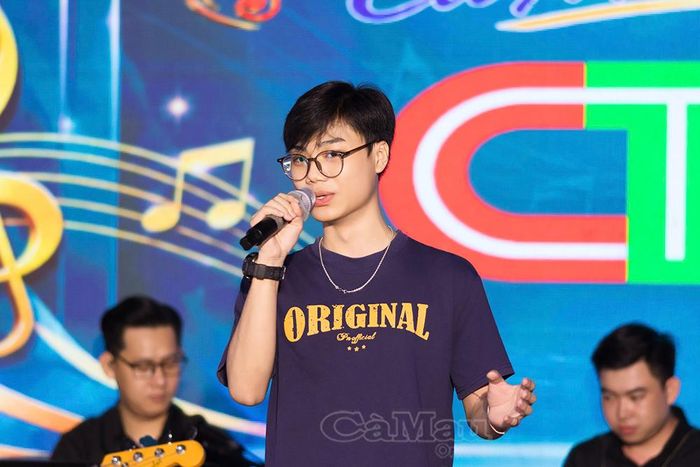 Sinh viên Giang Đại Phát (xã Vĩnh Thanh) tranh thủ sắp xếp việc học để tham gia hội thi, tích lũy kinh nghiệm và hoàn thiện bản thân.