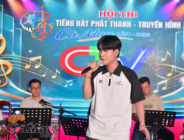 Thí sinh Trần Văn Triệu (phường Hoà Thành) lựa chọn ca khúc “Chiếc áo bà ba”, gửi gắm tình yêu quê hương qua giai điệu mang âm hưởng dân ca.