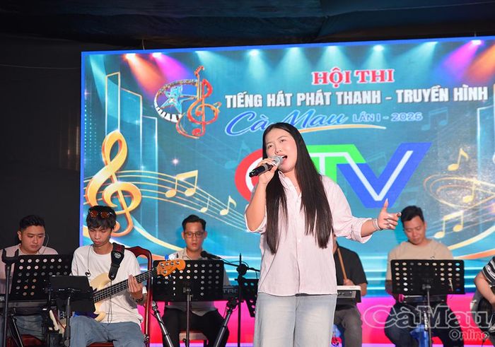 Thí sinh Lê Thúy Hằng (Trung tâm Văn hoá tỉnh) tự đặt áp lực lên bản thân và quyết tâm chinh phục Hội đồng Giám khảo tại vòng bán kết.