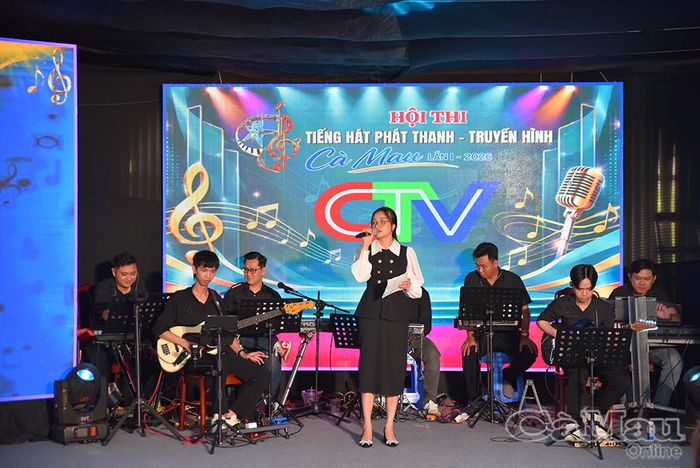 Cô giáo Nguyễn Thị Đào (xã Sông Đốc) chủ động sắp xếp lịch tập luyện để chuẩn bị cho phần thi.