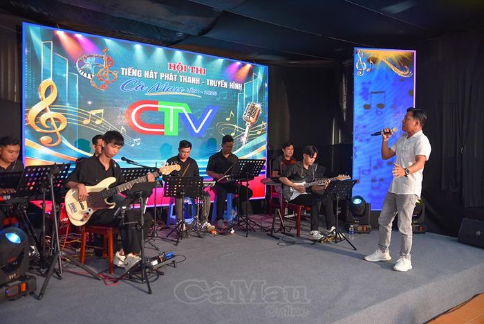 Ban nhạc đồng hành, hỗ trợ thí sinh ráp nhạc và hoàn thiện phần trình diễn trong các buổi tập luyện.