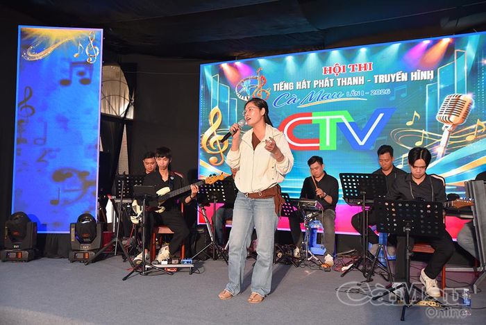 Thí sinh Lê Ngọc Như (Bệnh viện Đa khoa Ngọc Hiển) cùng với nhiệm vụ chuyên môn vẫn muốn nuôi dưỡng niềm đam mê ca hát.