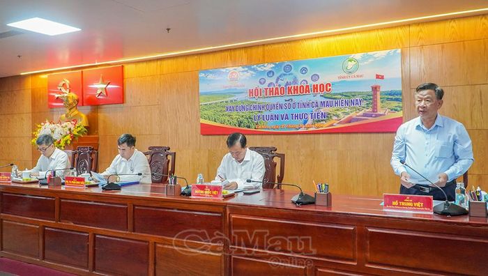 Các đồng chí chủ trì Hội thảo khoa học “Xây dựng chính quyền số ở tỉnh Cà Mau hiện nay: Lý luận và thực tiễn”.