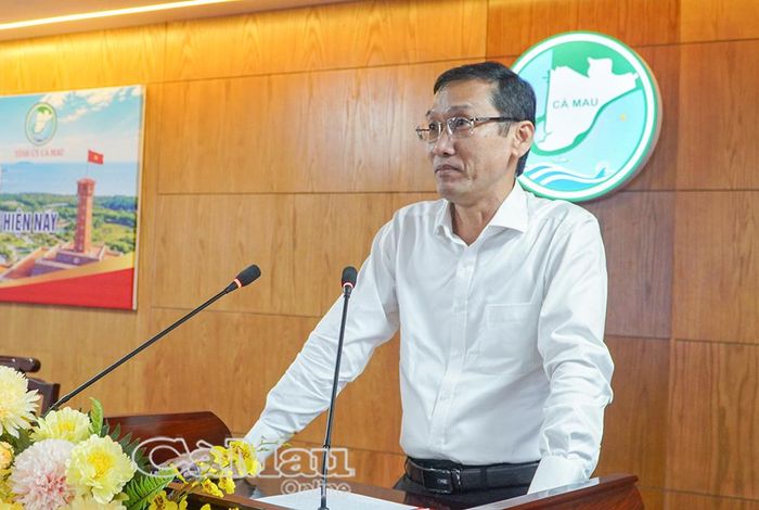 TS. Hồ Thanh Hớn, Phó Giám đốc Học viện Chính trị khu vực IV, trình bày tham luận “Xây dựng chính quyền số ở Cà Mau trong vận hành chính quyền địa phương hai cấp”.