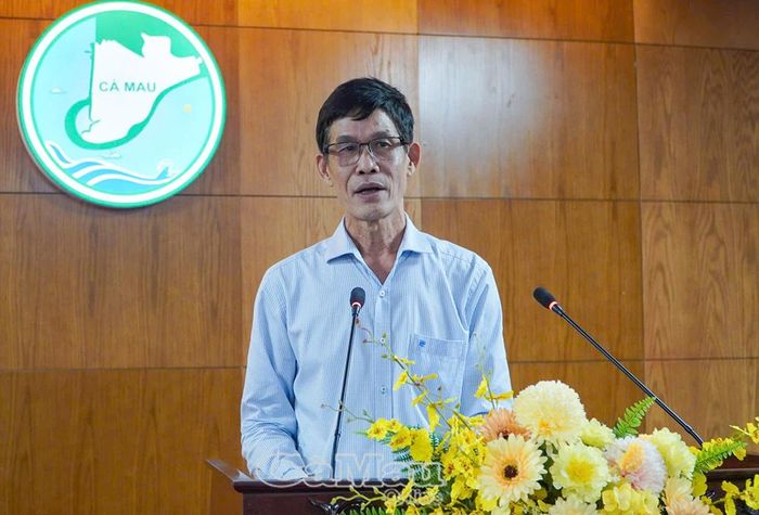 TS. Phạm Quốc Sử, Phó Giám đốc Sở Tư pháp tỉnh Cà Mau, trình bày tham luận “Hoàn thiện thể chế và cơ chế phối hợp trong xây dựng chính quyền số ở Cà Mau”.