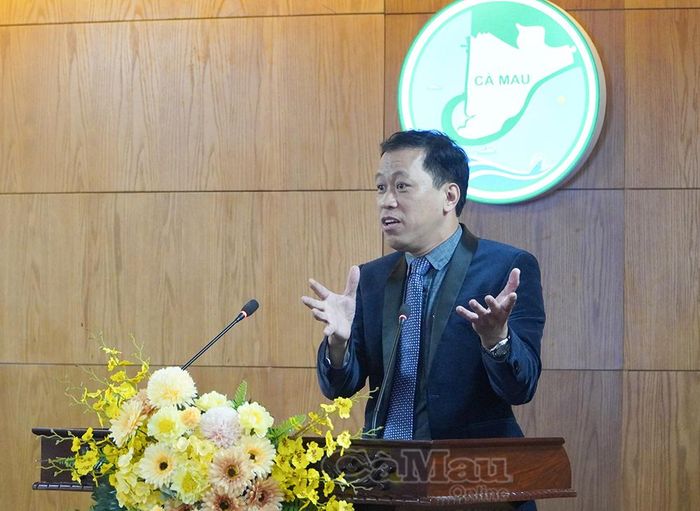 TS. Nguyễn Đăng Quang, Trường Đại học Tài chính – Marketing, trình bày tham luận về đề tài “Chính quyền thích ứng” tại Hội thảo.