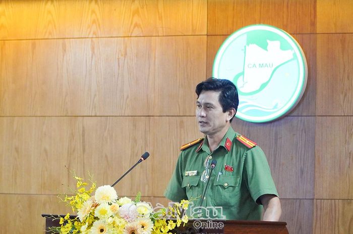 Thiếu tá Nguyễn Văn Phường, Phó Trưởng phòng An ninh mạng, Công an tỉnh Cà Mau, trình bày tham luận về bảo đảm an toàn, an ninh mạng trong xây dựng chính quyền số ở Cà Mau.