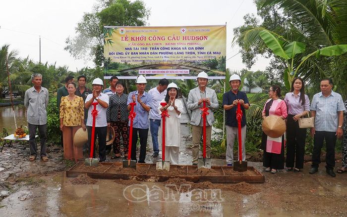 Lãnh đạo phường Láng Tròn, các mạnh thường quân và người dân Khóm 15 thực hiện nghi thức khởi công cầu Hudson.