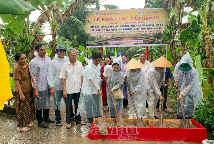 Ông Ngô Quốc Tuấn, Chủ tịch UBND phường Láng Tròn (bìa trái), cùng các đại biểu thực hiện nghi thức khởi công cầu bắc qua kênh Ba Hiển, Khóm 7.
