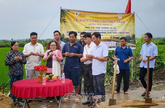 Phòng Văn hoá – Xã hội phường Láng Tròn cùng nhà tài trợ thực hiện nghi thức khởi công cầu Việt Trần tại Khóm 21.