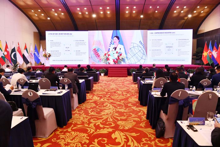 Các đại biểu chăm chú theo dõi tham luận của KTNN Việt Nam