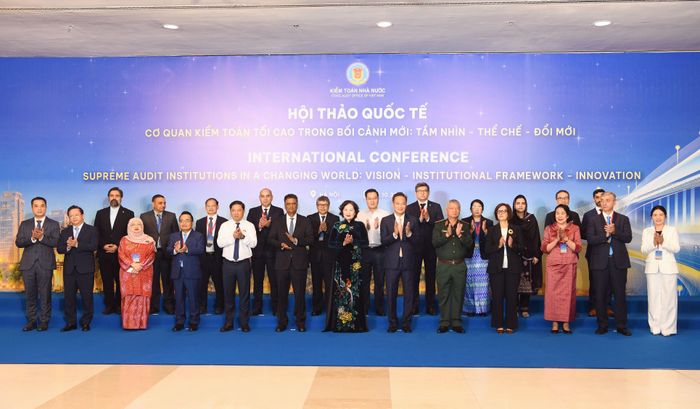 Các đại biểu chụp ảnh lưu niệm tại Hội thảo quốc tế “Cơ quan Kiểm toán tối cao trong bối cảnh mới: Tầm nhìn, Thể chế và Đổi mới” do KTNN Việt Nam tổ chức. Ảnh: MINH THÚY