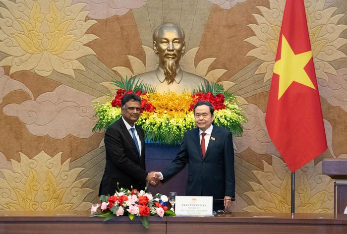Chủ tịch Quốc hội Trần Thanh Mẫn bắt tay Tổng Kiểm toán và Kiểm soát Ấn Độ Shri K. Sanjay Murthy, Chủ tịch ASOSAI. 