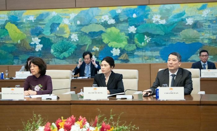 Phó Tổng Kiểm toán nhà nước Hà Thị Mỹ Dung và các đại biểu tại buổi tiếp. 