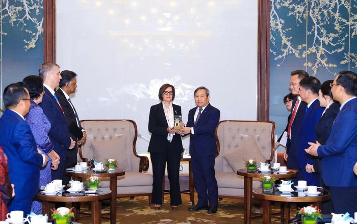 Chủ tịch UBND TP. Hà Nội Vũ Đại Thắng trao tặng quà lưu niệm cho Đoàn đại biểu kiểm toán quốc tế tham dự Hội thảo của Kiểm toán nhà nước. Ảnh: N.Lộc