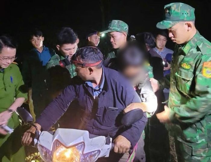 Ông S. được đưa đi cấp cứu. Ảnh: CA.