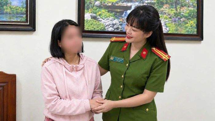 Hỗ trợ nạn nhân trở về với gia đình. Ảnh: CA.