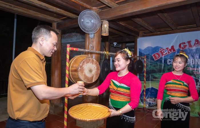 Những nét văn hóa truyền thống của đồng bào dân tộc Thái góp phần tạo nên sức hấp dẫn riêng cho du lịch Pù Luông. Ảnh: Thu Hoài