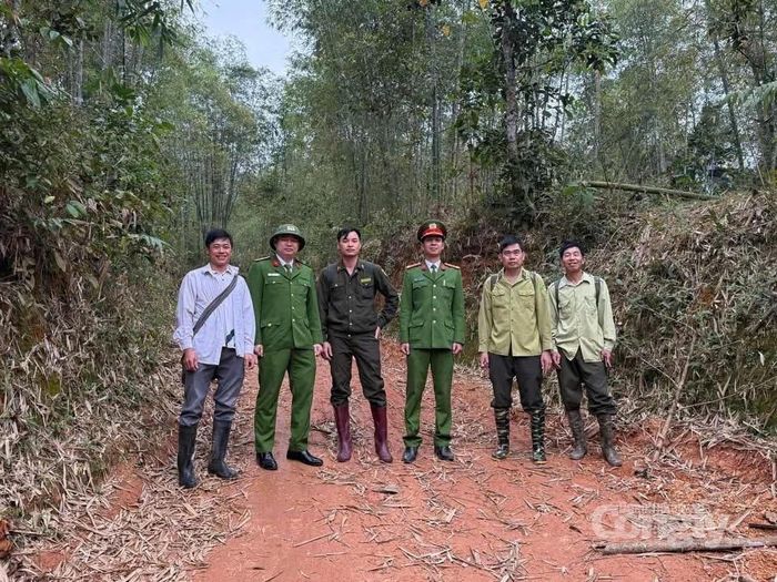 Phối hợp tuần tra, bảo vệ rừng giữa Hạt Kiểm lâm rừng đặc dụng Pù Luông và Công an xã Phú Lệ. Ảnh: BQL Khu bảo tồn thiên nhiên Pù Luông 
