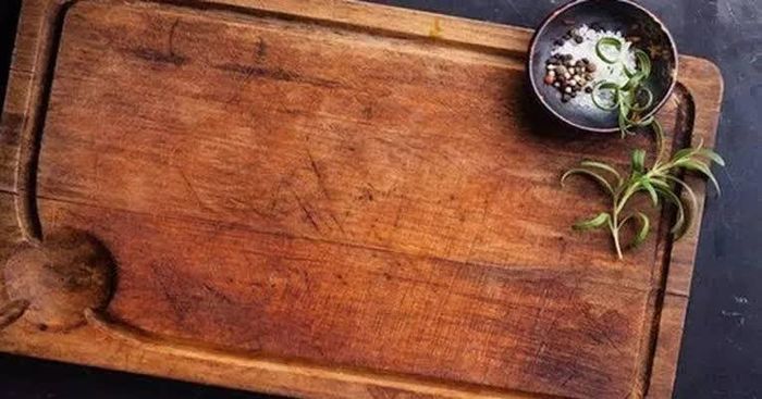 Tiếc tiền sử dụng thớt đã có nhiều rãnh sâu