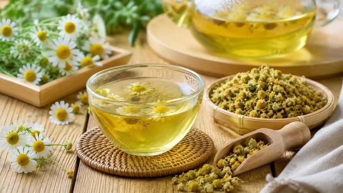 Trà hoa cúc ấm bổ sung nước, tạo cảm giác thư giãn và làm dịu cổ họng đang khó chịu