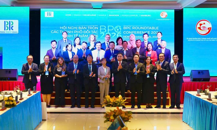 Các đại biểu chụp ảnh lưu niệm