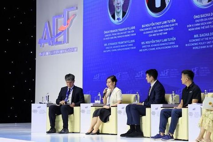 Các đại biểu trao đổi tại phiên thảo luận