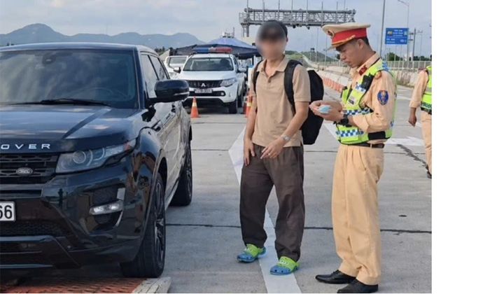 Kiểm tra xe ô tô đối với lái xe không có giấy phép.