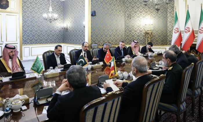 Từ trái sang: Bộ trưởng Quốc phòng Ả Rập Xê Út - Hoàng tử Khalid bin Salman, Tổng tư lệnh quân đội Pakistan - Asim Munir và Giám đốc cơ quan tình báo Thổ Nhĩ Kỳ - Ibrahim Kalin tham dự các cuộc thảo luận do Tổng thống Iran Masoud Pezeshkian chủ trì vào ngày 26/10 - Văn phòng Tổng thống Iran - Ảnh: EPA