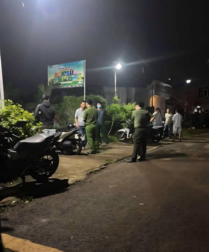 Công an có mặt tại hiện trường vụ án mạng. Ảnh: N.Đ.N