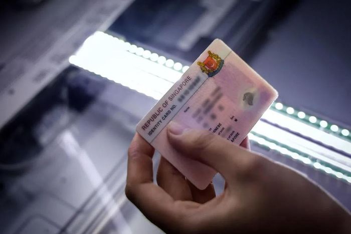 Thẻ căn cước Singapore minh họa quy định ngừng dùng số căn cước để bảo vệ dữ liệu cá nhân. Ảnh: The Straits Times