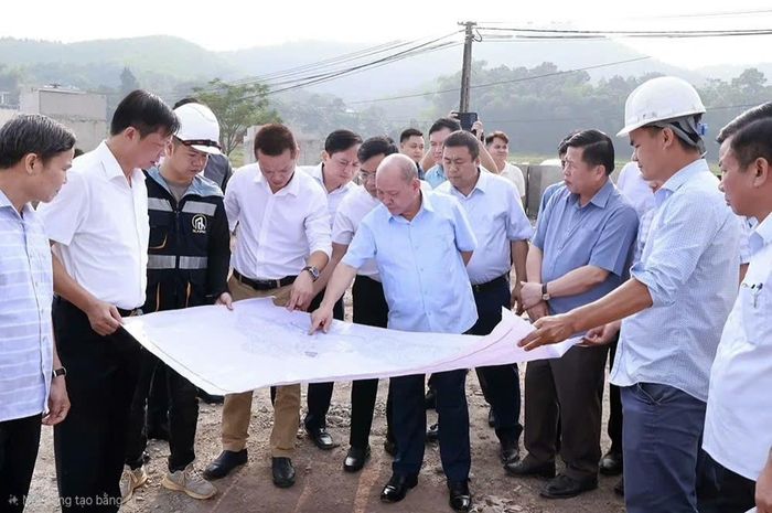 Phó Bí thư Tỉnh ủy, Chủ tịch HĐND tỉnh Bùi Đức Hinh và đoàn công tác kiểm tra thực địa công tác triển khai các dự án tại các xã Kim Bôi và Dũng Tiến.