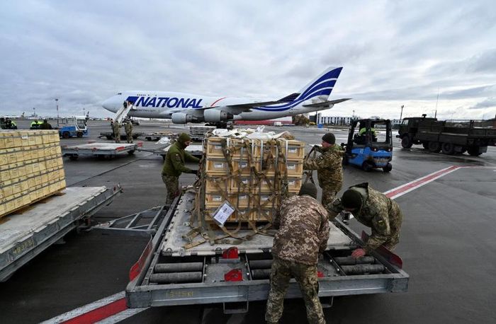 Binh sĩ Ukraine bốc dỡ hàng viện trợ của Mỹ tại sân bay Kiev năm 2022. (Ảnh: Getty)