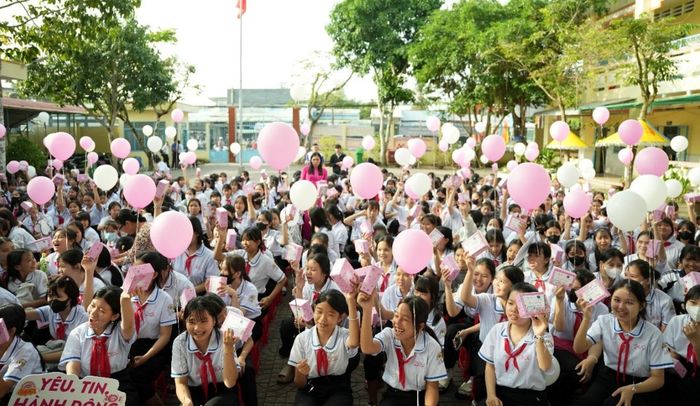Nữ sinh tham gia chuyên đề giáo dục chăm sóc sức khỏe “Là con gái thật tuyệt”.
