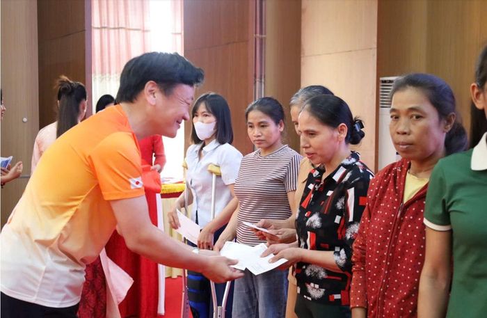 Ông Takahiro Okada - Tổng Giám đốc Diana Unicharm - tặng quà cho phụ nữ có hoàn cảnh khó khăn tại Bắc Ninh.