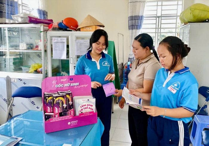 Góc nữ sinh tại phòng y tế trường học cung cấp băng vệ sinh Diana cho trường hợp đột xuất, hỗ trợ hơn 120.000 nữ sinh tại 20 tỉnh thành trên cả nước.