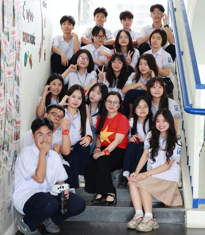 Đoàn Lê Anh Đức cùng cô giáo Phạm Ngọc Lan, giáo viên chủ nhiệm lớp 12 Sử 1, Trường THPT Chuyên Hà Nội - Amsterdam (giữa) và các bạn.