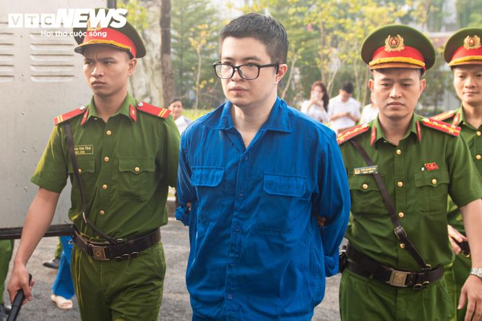 Mr Pips bị dẫn giải tới tòa