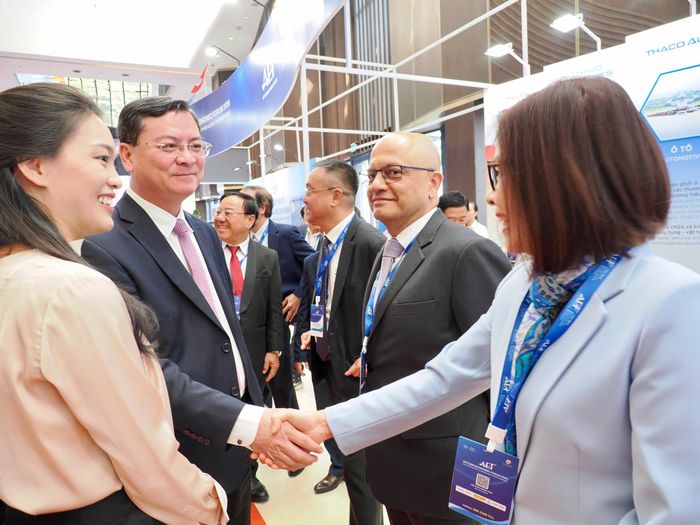 Các doanh nghiệp, nhà đầu tư trong và ngoài nước trao đổi với lãnh đạo UBND TP.HCM tại Diễn đàn kinh tế Mùa Thu 2026. (Ảnh: Hùng Triều)