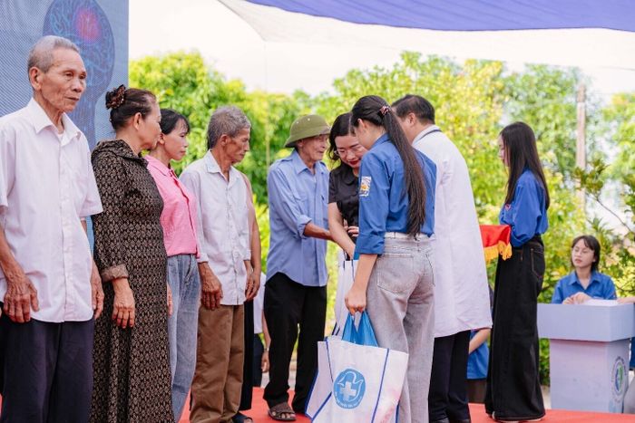 Chương trình còn trao tặng 20 phần quà cho các gia đình chính sách, gia đình và học sinh có hoàn cảnh khó khăn. (Ảnh: Minh Hiếu)