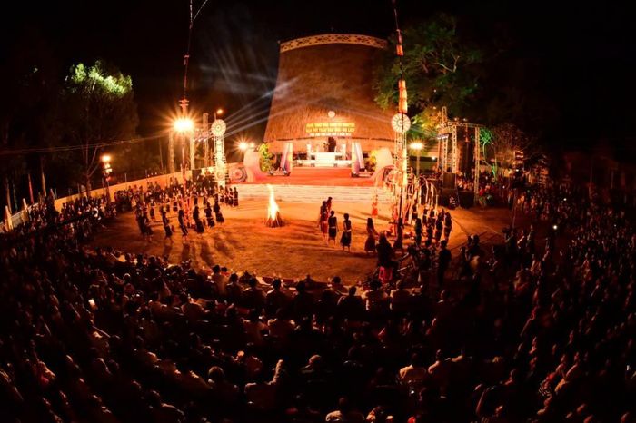 Không gian cồng chiêng, múa xoang rực rỡ sắc màu hứa hẹn mang đến trải nghiệm văn hóa sống động cho người dân và du khách trong tuần lễ di sản tháng 11