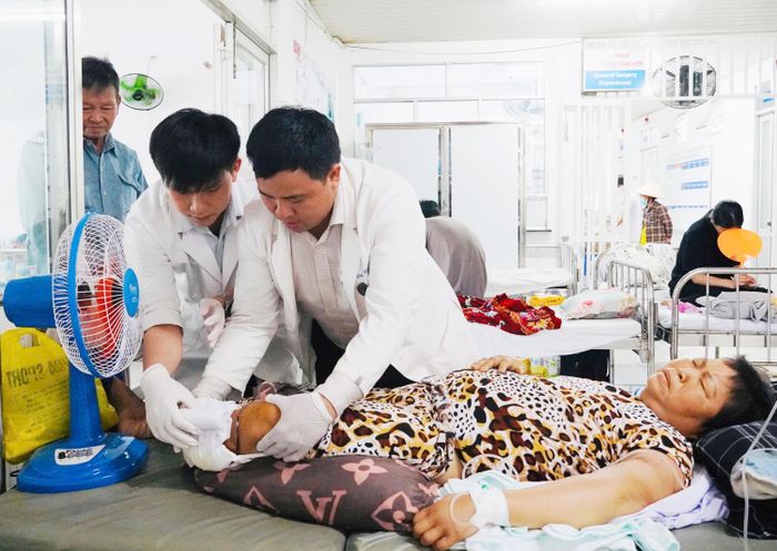 Gia đình bệnh nhân được hỗ trợ 100% viện phí từ nguồn quỹ do Bí thư Phú Quốc Đinh Văn Nơi trao tặng. (Ảnh: Dung Hoàng)