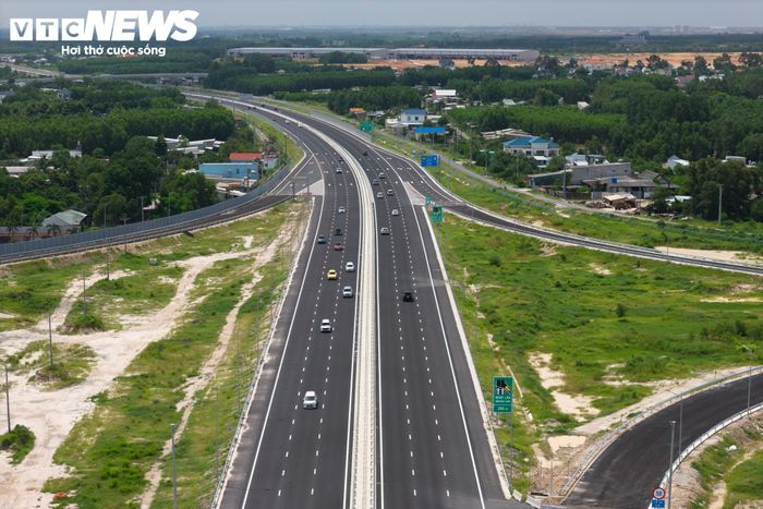 Trong các tuyến đường huyết mạch kết nối với sân bay Long Thành, cao tốc Biên Hòa - Vũng Tàu đã được đưa vào khai thác trên toàn tuyến. (Ảnh: Lương Ý)