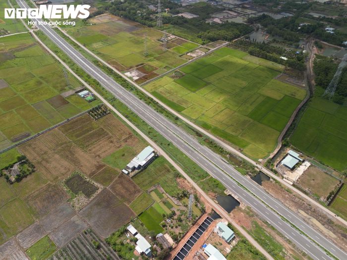 Cao tốc Bến Lức - Long Thành cũng đã thông xe toàn tuyến, góp phần kết nối giao thông miền Tây với sân bay Long Thành. (Ảnh: Lương Ý)