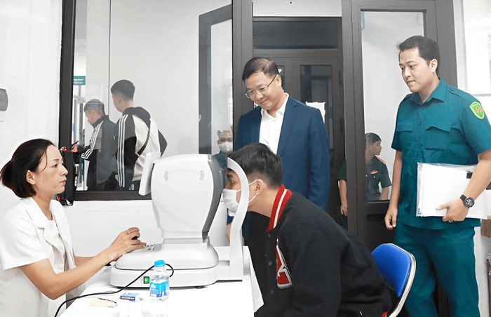 Ban Chỉ huy quân sự phường Vĩnh Hưng tổ chức khám sơ tuyển nghĩa vụ quân sự và thực hiện nghĩa vụ tham gia Công an nhân dân năm 2026. Ảnh DUY ANH