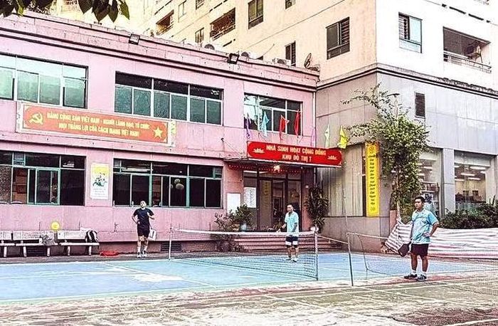 Nhà sinh hoạt cộng đồng và khu vực sân chơi tại Khu đô thị Trung Hòa - Nhân Chính (phường Yên Hòa). Ảnh: MINH THU